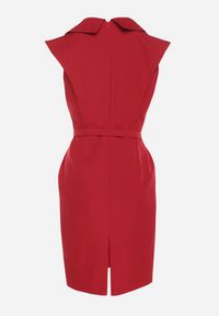 Born2be - Czerwona Dopasowana Sukienka Ozdobiona Paskiem z Klamrą Nandelli. Okazja: na spotkanie biznesowe. Typ kołnierza: dekolt w kształcie V. Kolor: czerwony. Wzór: aplikacja. Typ sukienki: dopasowane. Styl: biznesowy #5