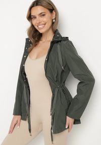 Born2be - Ciemnozielona Kurtka Parka Dwustronna ze Ściągaczem w Talii i Kapturem Tillisaya. Okazja: na co dzień. Kolor: zielony. Materiał: jeans. Sezon: jesień, wiosna. Styl: elegancki, casual #4