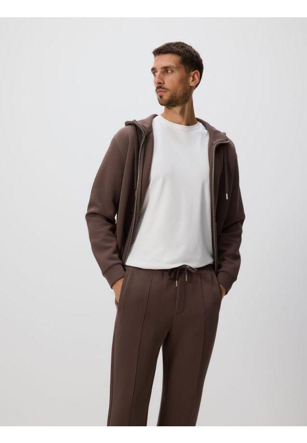 Reserved - Spodnie dresowe slim fit - beżowy. Kolor: beżowy. Materiał: dresówka