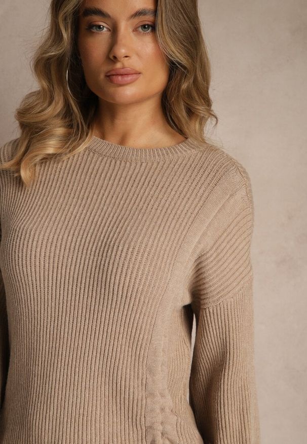 Renee - Beżowy Sweter z Wiskozą o Prostym Kroju z Bocznym Ściągaczem Tivadella. Okazja: na co dzień. Kolor: beżowy. Materiał: wiskoza. Sezon: jesień. Styl: casual, elegancki