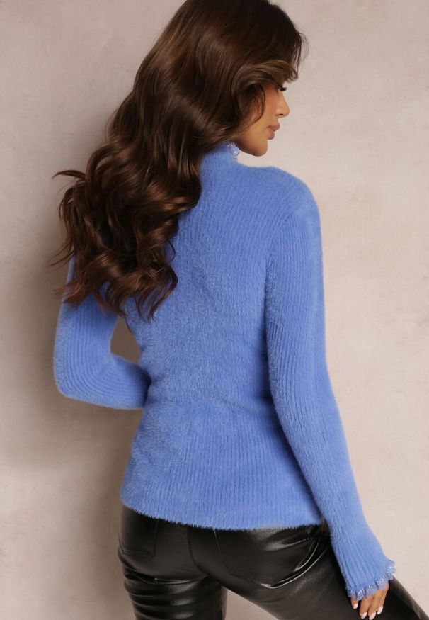 Renee - Niebieski Wełniany Golf na Perłowe Guziki z Ozdobną Koronką Hejsunna. Typ kołnierza: golf. Kolor: niebieski. Materiał: wełna, koronka. Długość rękawa: długi rękaw. Długość: długie. Wzór: koronka