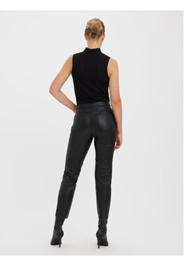 Vero Moda Spodnie z imitacji skóry Brenda 10268460 Czarny Straight Fit. Kolor: czarny. Materiał: skóra