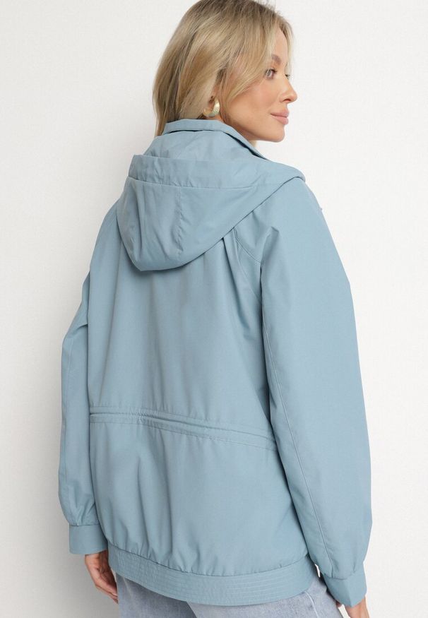 Born2be - Niebieska Kurtka Parka o Pudełkowym Kroju ze Ściągaczem w Talii i Kapturem Sesoliena. Okazja: na co dzień, na spacer. Kolor: niebieski. Materiał: jeans. Długość rękawa: długi rękaw. Długość: długie. Styl: elegancki, casual