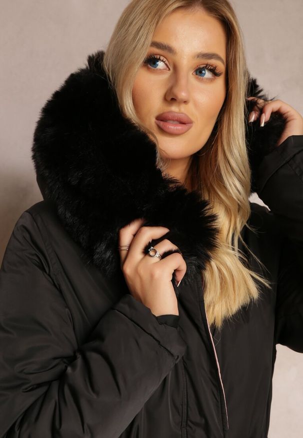 Renee - Czarna Dwustronna Kurtka ze Ściągaczem i Kapturem z Futerkiem Divya. Kolor: czarny. Materiał: futro. Styl: elegancki