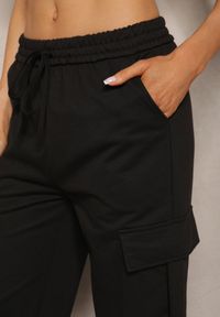 Renee - Czarne Spodnie dresowe z Bawełny z Szerokimi Kieszeniami Cargo Tanelle. Okazja: na co dzień. Stan: podwyższony. Kolor: czarny. Materiał: bawełna, dresówka. Styl: casual #5
