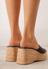 Born2be - Ciemnobrązowe Klapki VICES z Kwadratowym Noskiem na Koturnie z Imitacji Korka Cordereida. Okazja: na co dzień. Kolor: brązowy. Materiał: jeans, len. Wzór: haft. Sezon: lato. Obcas: na koturnie. Styl: casual #3