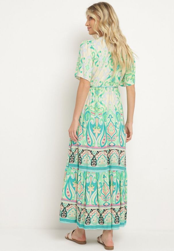 Born2be - Zielona Wiskozowa Sukienka Boho Zapinana na Guziki z Materiałowym Paskiem w Talii Dimovana. Okazja: na co dzień. Typ kołnierza: dekolt w serek. Kolor: zielony. Materiał: wiskoza, materiał. Długość rękawa: krótki rękaw. Wzór: aplikacja. Typ sukienki: proste. Styl: boho