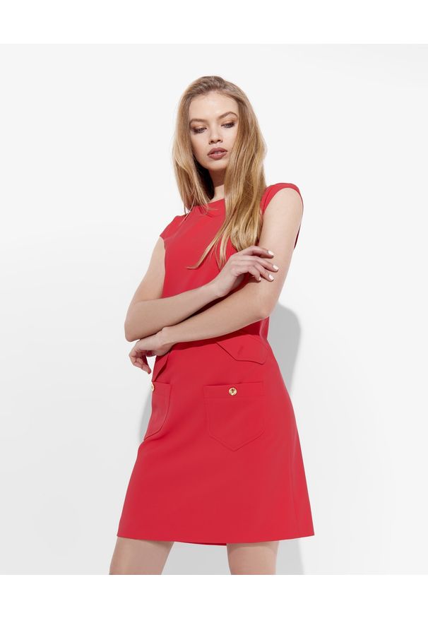 MOSCHINO - Czerwona sukienka z guzikami. Kolor: czerwony. Materiał: materiał. Typ sukienki: z odkrytymi ramionami. Styl: elegancki. Długość: mini