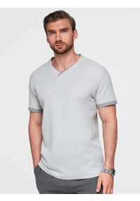 Ombre Clothing - T-shirt męski z kontrastowymi wstawkami i dekoltem w serek – jasnoszary V4 - Rozmiar: L. Okazja: na co dzień. Typ kołnierza: dekolt w serek. Kolor: szary. Materiał: bawełna, materiał, dzianina. Długość: krótkie. Styl: casual, sportowy