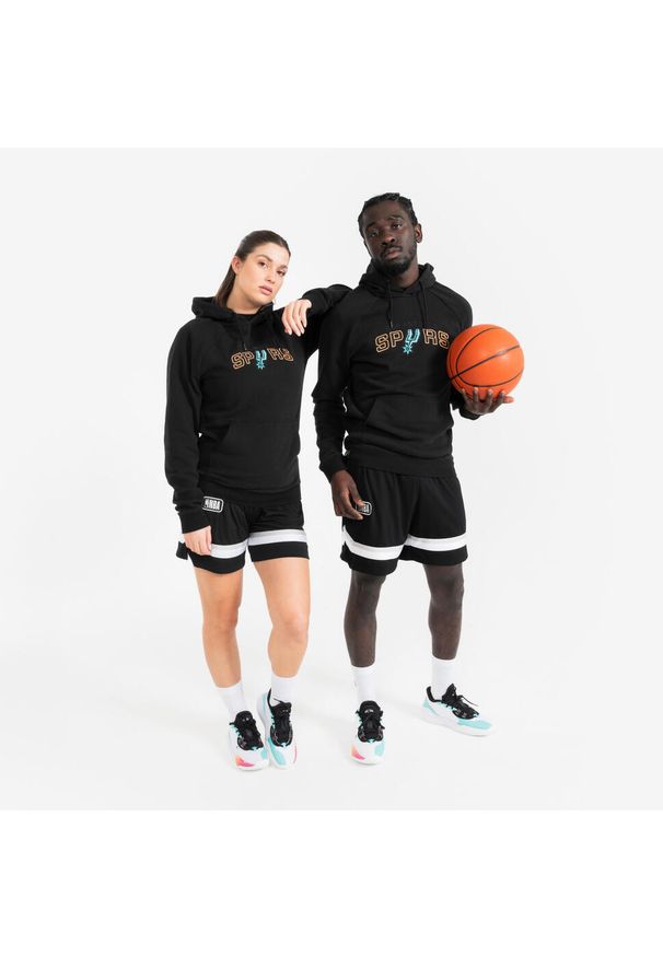 TARMAK - Bluza z kapturem do koszykówki unisex Tarmak NBA 900 San Antonio Spurs. Typ kołnierza: kaptur. Kolor: wielokolorowy, czarny, szary. Materiał: materiał, tkanina. Sport: koszykówka