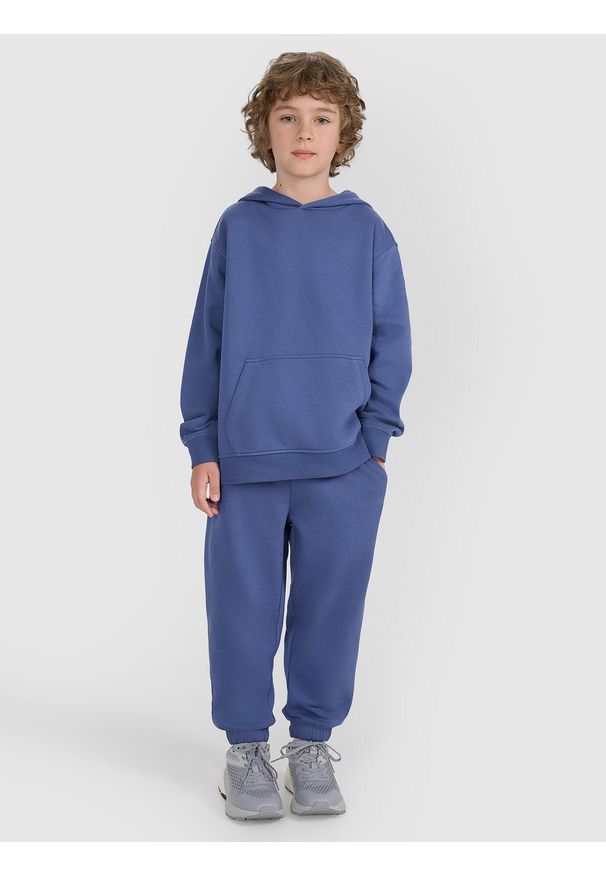 4f - 4F Bluza dresowa nierozpinana z kapturem chłopięca - niebieska 122 (6-7 lat). Okazja: na co dzień. Typ kołnierza: kaptur. Kolor: niebieski. Materiał: dresówka. Wzór: gładki, ze splotem. Sezon: lato. Styl: sportowy, casual, młodzieżowy
