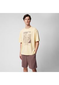 outhorn - T-shirt oversize z nadrukiem męski - żółty. Kolor: żółty. Materiał: materiał, bawełna, dzianina, prążkowany. Długość: długie. Wzór: nadruk. Sezon: wiosna #3