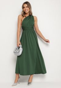 Born2be - Ciemnozielona Koktajlowa Sukienka Multiway z Wiskozą i Wiązaniem na Szyi Lilazza. Okazja: na imprezę. Typ kołnierza: dekolt w kształcie V. Kolor: zielony. Materiał: wiskoza. Typ sukienki: rozkloszowane. Styl: wizytowy #2