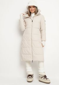 Born2be - Beżowa Zimowa Kurtka za Kolano Płaszcz z Szerokim Pikowaniem i Nieodpinanym Kapturem Hressa. Kolor: beżowy. Długość: długie. Wzór: aplikacja. Sezon: zima #1