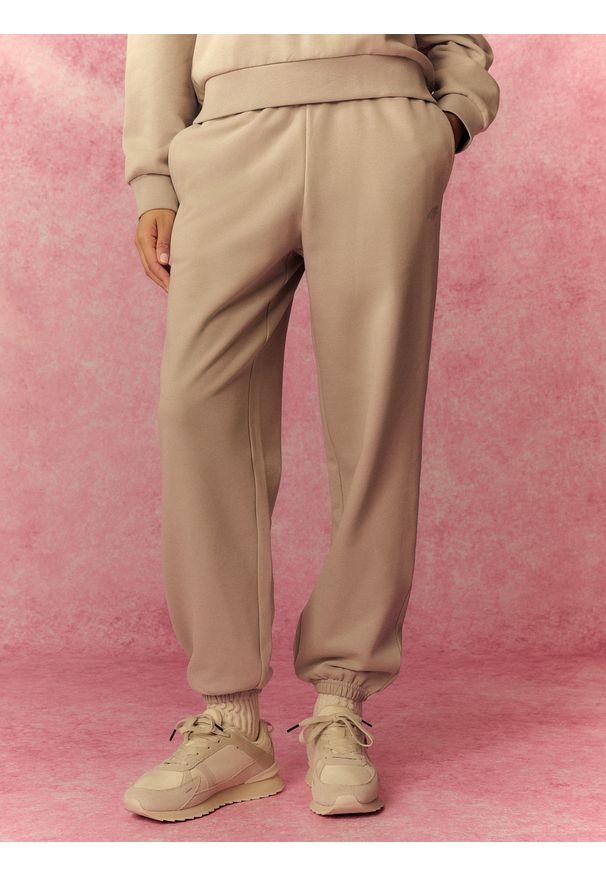 4f - 4F Spodnie dresowe joggery damskie - szare XL. Stan: podwyższony. Kolor: szary. Materiał: dresówka