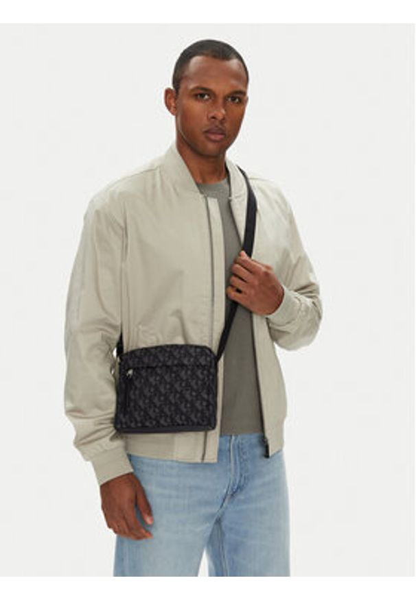 Calvin Klein Saszetka Slouched Monogram Mini Zip Fligh LV04G3175G Czarny. Kolor: czarny. Materiał: materiał