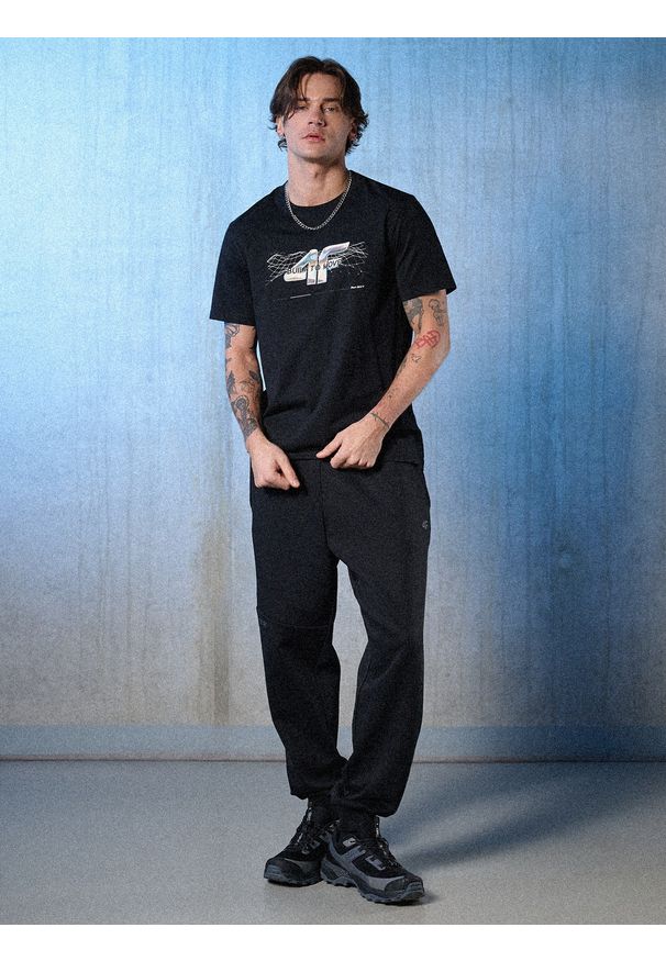 4f - 4F T-shirt regular z nadrukiem męski - czarny XXL. Okazja: na co dzień. Kolor: czarny. Materiał: materiał. Wzór: nadruk. Styl: casual, sportowy