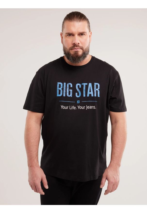 Big-Star - Koszulka męska o klasycznym kroju czarna Bruno 906. Kolor: czarny. Materiał: bawełna. Długość rękawa: krótki rękaw. Długość: krótkie. Wzór: aplikacja, napisy, nadruk. Styl: klasyczny