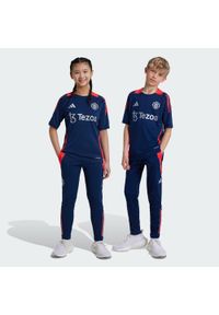 Adidas - Spodnie Manchester United Tiro 24 Training Kids. Kolor: czerwony, niebieski, wielokolorowy. Materiał: materiał. Sport: piłka nożna