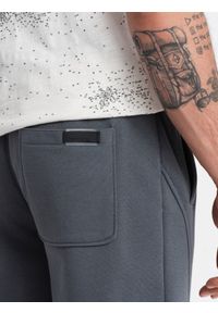 Ombre Clothing - Bawełniane dresowe spodnie męskie joggery BASIC – grafitowe V11 - Rozmiar: L. Okazja: na co dzień. Kolor: szary. Materiał: dresówka, bawełna. Wzór: aplikacja. Styl: sportowy, casual, elegancki #4