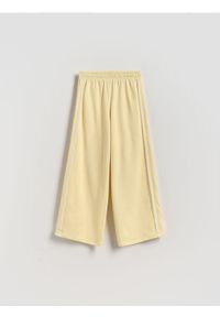 Reserved - Spodnie dresowe z ażurowymi wstawkami - jasnożółty. Kolor: żółty. Materiał: dresówka. Wzór: ażurowy #1