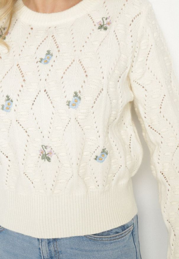 Born2be - Jasnobeżowy Sweter o Klasycznym Kroju z Haftowanymi Kwiatami Chasane. Kolor: beżowy. Materiał: bawełna, wełna. Wzór: kwiaty, haft. Styl: klasyczny
