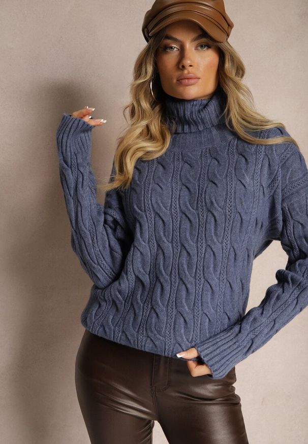 Renee - Granatowy Golf z Imitacją Splotu ze Ściągaczami Giovarella. Okazja: na spotkanie biznesowe. Typ kołnierza: golf. Kolor: niebieski. Materiał: jeans. Długość rękawa: długi rękaw. Długość: długie. Wzór: ze splotem. Styl: biznesowy, elegancki