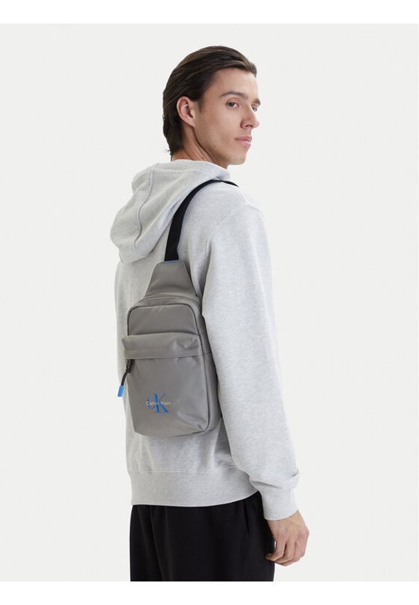 Calvin Klein Saszetka Bold Sling LV04D3300G Szary. Kolor: szary. Materiał: materiał