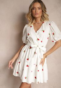 Renee - Biała Sukienka z Bawełny w Wisienki z Gumką w Talii Axona. Okazja: na spacer. Typ kołnierza: dekolt w serek. Kolor: biały. Materiał: bawełna. Długość rękawa: krótki rękaw. Sezon: lato #3
