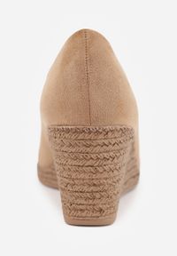 Born2be - Ciemnobeżowe Czółenka Vices na Koturnie Ozdobionym Błyszczącą Plecionką ze Skórzaną Wkładką Gasia. Okazja: do pracy, na spotkanie biznesowe. Kolor: beżowy. Materiał: skóra. Wzór: aplikacja. Obcas: na koturnie. Styl: biznesowy #9