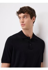 Reserved - Sweter polo z wiskozą - czarny. Typ kołnierza: polo. Kolor: czarny. Materiał: wiskoza