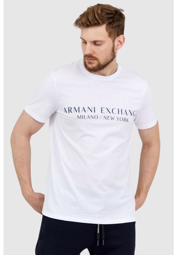Armani Exchange - ARMANI EXCHANGE Biały t-shirt męski z aplikacją z logo. Kolor: biały. Materiał: prążkowany. Wzór: aplikacja