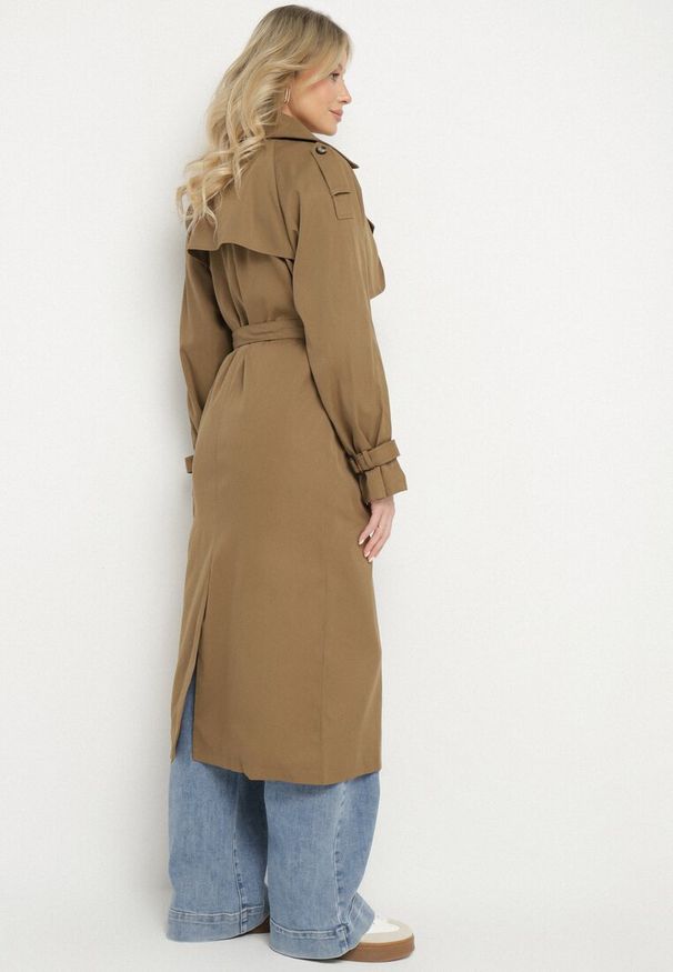 Born2be - Brązowy Długi Płaszcz Trencz Dwurzędowy z Paskiem w Talii Cadenite. Typ kołnierza: kolnierz wykładany. Kolor: brązowy. Długość: długie