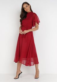 Born2be - Bordowa Sukienka Acsophia. Kolor: czerwony. Materiał: tkanina, materiał. Długość rękawa: krótki rękaw. Styl: wizytowy, elegancki. Długość: midi