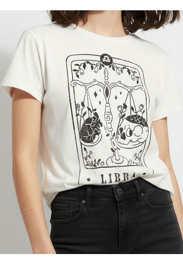 Sinsay - Bawełniana koszulka z nadrukiem - biały. Kolor: biały. Materiał: bawełna. Wzór: nadruk