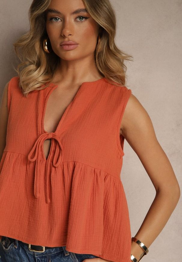 Renee - Pomarańczowa Bluzka Top z Bawełny Wiązana z Przodu z Falbanką Comila. Okazja: na imprezę, na co dzień. Typ kołnierza: dekolt w kształcie V. Kolor: pomarańczowy. Materiał: bawełna. Długość rękawa: krótki rękaw. Długość: krótkie. Styl: casual, klasyczny