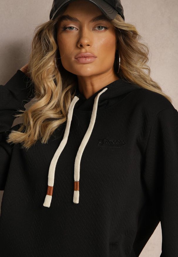 Renee - Czarna Casualowa Bluza z Dodatkiem Bawełny Kapturem i Ozdobnymi Sznurkami Feseraria. Okazja: na co dzień. Kolor: czarny. Materiał: bawełna. Długość rękawa: długi rękaw. Długość: długie. Styl: casual