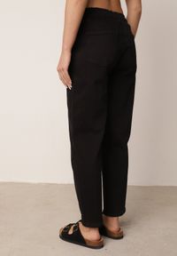 Born2be - Czarne Bawełniane Jeansy o Kroju Mom Fit ze Ściągaczem w Pasie Elrinvia. Okazja: do pracy, na co dzień. Kolor: czarny. Długość: długie. Styl: casual #8