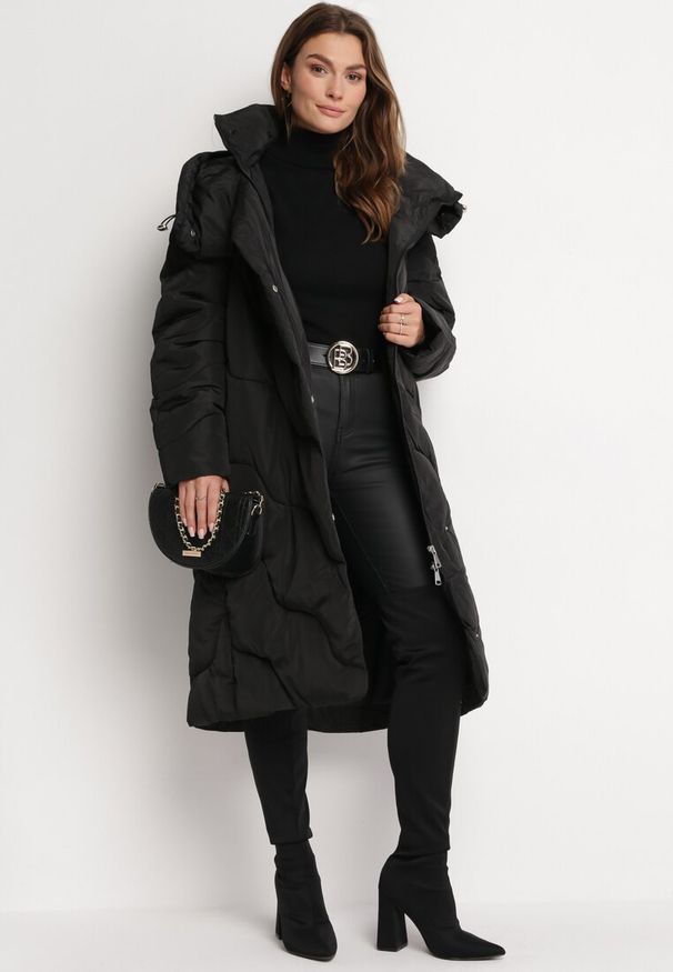 Born2be - Czarna Długa Kurtka Płaszcz z Nieodpinanym Kapturem Ozdobiona Pikowaniem Nenzova. Kolor: czarny. Długość: długie. Wzór: aplikacja. Sezon: zima