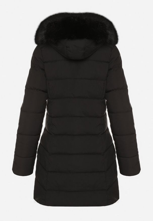 Born2be - Czarna Zimowa Kurtka Pikowana z Kapturem z Futrem i Napami po Bokach Zenilda. Typ kołnierza: kaptur. Kolor: czarny. Materiał: futro. Sezon: zima