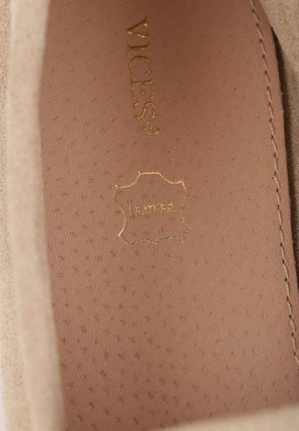 Born2be - Jasnobeżowe Mokasyny VICES ze Skórzaną Wkładką i Metalową Ozdobą Aquilin. Nosek buta: okrągły. Kolor: beżowy. Materiał: skóra. Wzór: aplikacja. Obcas: na obcasie. Styl: klasyczny. Wysokość obcasa: niski