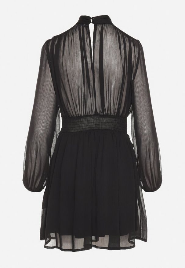 Born2be - Czarna Sukienka Rozkloszowane ze Stójką Marszczeniami i Transparentnymi Ramionami Belabria. Okazja: na co dzień. Typ kołnierza: kołnierzyk stójkowy. Kolor: czarny. Typ sukienki: rozkloszowane. Styl: casual, klasyczny