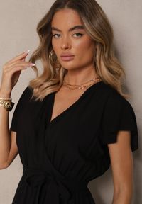 Renee - Czarna Kopertowa Sukienka z Wiskozy Ozdobiona Paskiem Savioneira. Okazja: na co dzień. Typ kołnierza: dekolt w kształcie V. Kolor: czarny. Materiał: wiskoza. Wzór: aplikacja. Typ sukienki: kopertowe. Styl: klasyczny, elegancki, casual #3