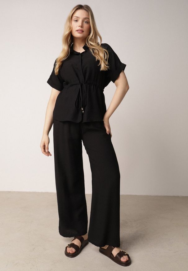 Born2be - Czarny Wiskozowy Komplet Spodnie i Bluzka Koszulowa z Wiązaniem w Talii Irinryss. Kolor: czarny. Materiał: wiskoza