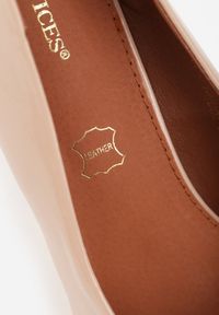 Born2be - Beżowe Szpilki Vices na Klepsydrowym Obcasie ze Skórzaną Wkładką Witene. Okazja: do pracy, na spotkanie biznesowe. Kolor: beżowy. Materiał: skóra. Obcas: na obcasie. Styl: wizytowy, biznesowy. Wysokość obcasa: średni #2