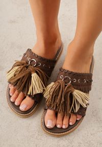 Born2be - Ciemnobrązowe Płaskie Klapki Boho VICES z Imitacji Zamszu Zdobione Frędzlami Krili. Okazja: na co dzień, na spacer. Kolor: brązowy. Materiał: zamsz. Wzór: aplikacja. Sezon: lato. Obcas: na płaskiej podeszwie. Styl: boho #3