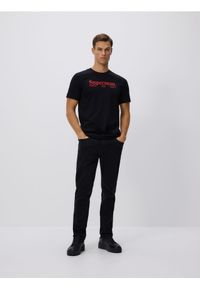 Reserved - Bawełniany t-shirt regular fit SUPERMAN™ - czarny. Kolor: czarny. Materiał: bawełna. Wzór: motyw z bajki