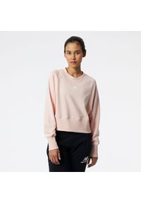 Bluza New Balance WT21554PIE – różowa. Okazja: na co dzień. Kolor: różowy. Materiał: materiał, bawełna, prążkowany. Wzór: napisy. Styl: casual, klasyczny, elegancki, sportowy