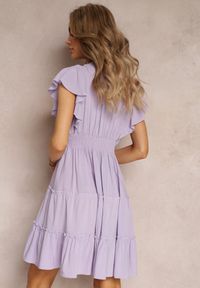 Renee - Fioletowa Taliowana Sukienka Mini Ozdobiona Falbankami Salleni. Okazja: na co dzień. Typ kołnierza: kołnierz z falbankami. Kolor: fioletowy. Materiał: wiskoza. Wzór: aplikacja. Styl: casual. Długość: mini #5