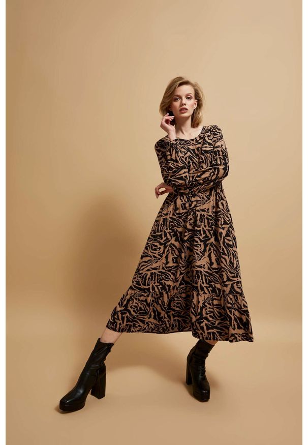 MOODO - Wzorzysta sukienka midi. Materiał: wiskoza. Długość: midi